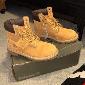 Timberlands construction boots, Brand New,
never worn
size 4  =   (size 6 woman)